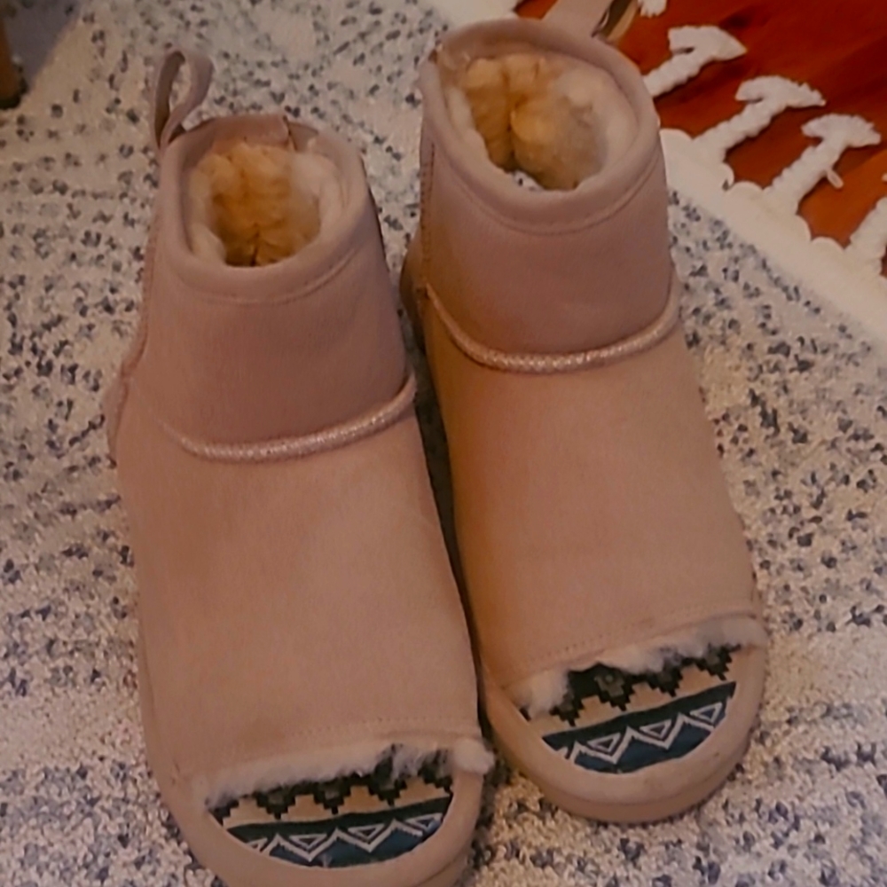 Bear Paw tan booties